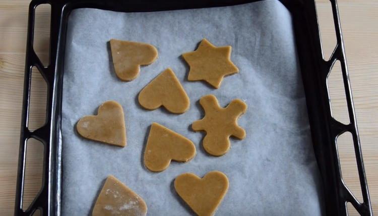 Inilipat namin ang cookies sa isang baking sheet na natatakpan ng pergamino.