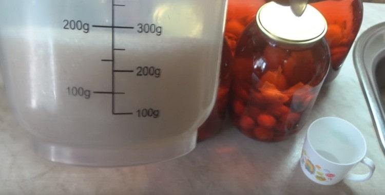 Para sa isang 3-litro jar ng compote kakailanganin mo ang 300 g ng asukal.