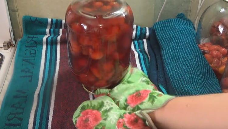 Matapos ang pag-seaming, ang mga garapon na may compote mula sa plum ay kailangang baligtad at iwanan upang ganap na palamig.