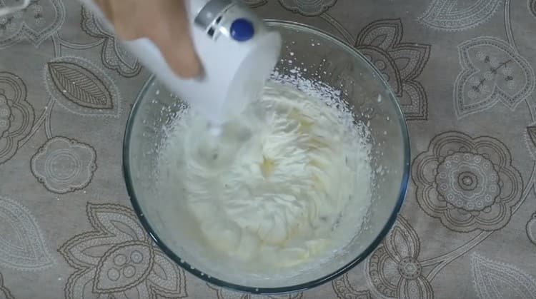 Latigo ang cream na may asukal sa asukal sa isang mataas na bilis ng panghalo.