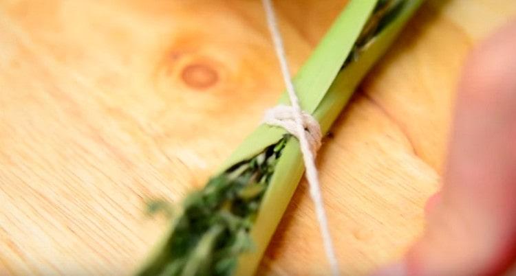 Itinatali namin ang isang garni bouquet na may isang thread.