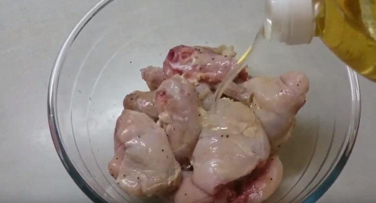 adobo karne sa pamamagitan ng pagdaragdag ng asin, paminta, at langis ng gulay.