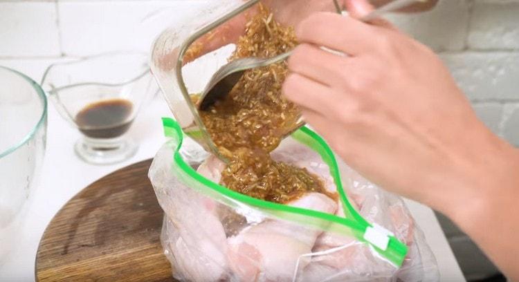 Tiklupin ang mga pakpak ng manok sa isang zip bag o mangkok at ibuhos ang atsara.