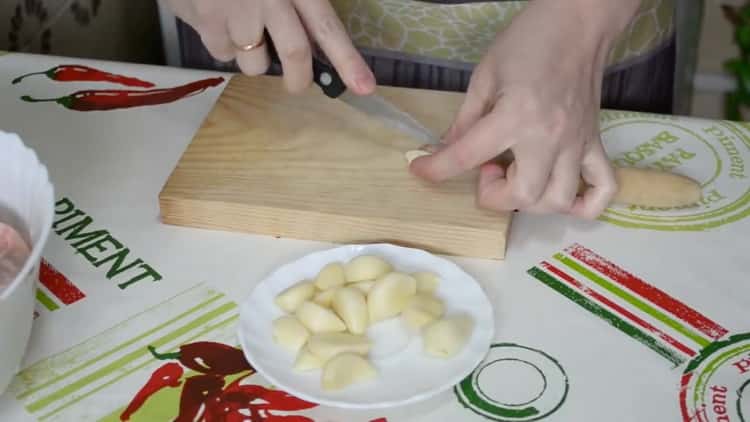 Upang lutuin ang mga binti ng manok sa oven, i-chop ang bawang