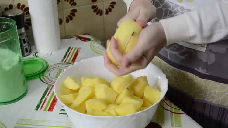 Upang lutuin ang mga binti ng manok na may patatas sa oven, i-chop ang mga patatas