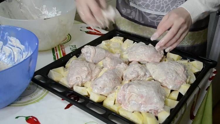 Upang lutuin ang mga binti ng manok na may patatas sa oven, ilagay ang mga sangkap sa isang baking sheet