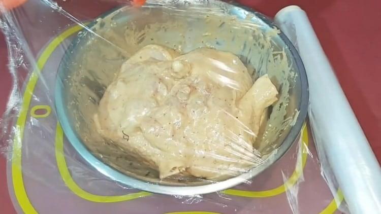 Takpan ang mangkok gamit ang mga binti ng manok na may cling film at iwanan upang mag-atsara.