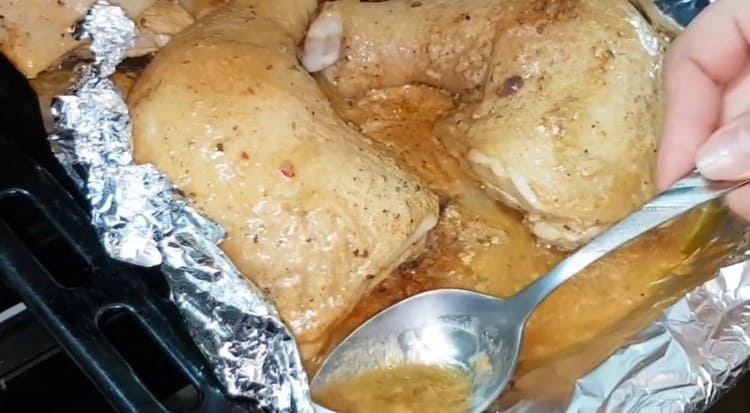 Sa proseso ng pagluluto sa hurno, para sa juiciness, kailangan mong tubigan ang mga binti ng manok na nabuo sa baking sheet.