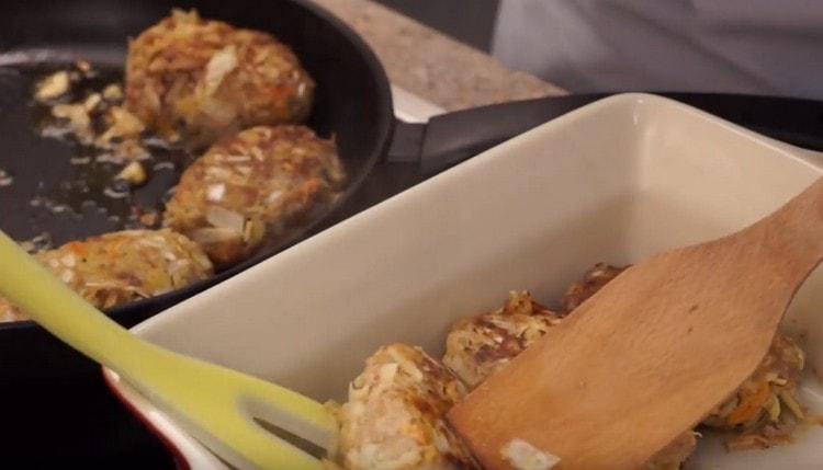 Inilipat namin ang pinirito na mga cutlet sa isang baking dish.