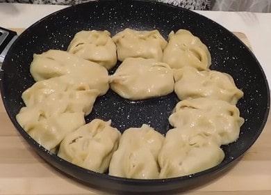 Lahat tungkol sa kung paano lutuin ang manti sa isang kawali: isang recipe na sunud-sunod na may isang larawan.