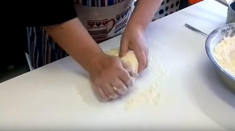 Knead ng maayos ang masa at bigyan ito ng ilang minuto upang magpahinga.