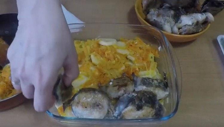 Sa tuktok ng isang layer ng mga gulay, maglatag ng hiwa ng burbot.