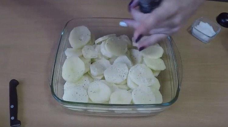 Asin at paminta ang mga patatas.