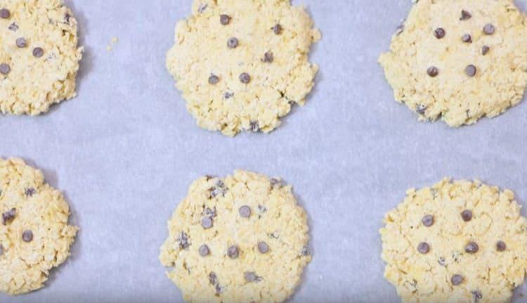 Ipinapadala namin ang cookie sheet sa oven.