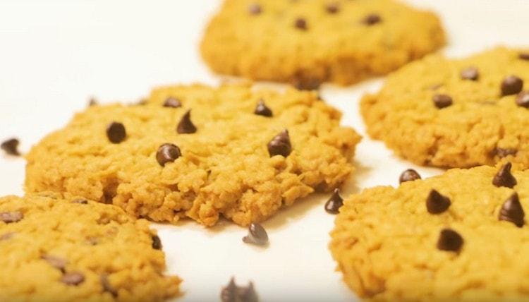 Ang nasabing mga oatmeal cookies na may tsokolate ay magiging kasiya-siya kapwa isang kaaya-ayang lasa at masarap na aroma.