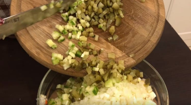 Gupitin ang sariwa at adobo na pipino, idagdag sa salad.