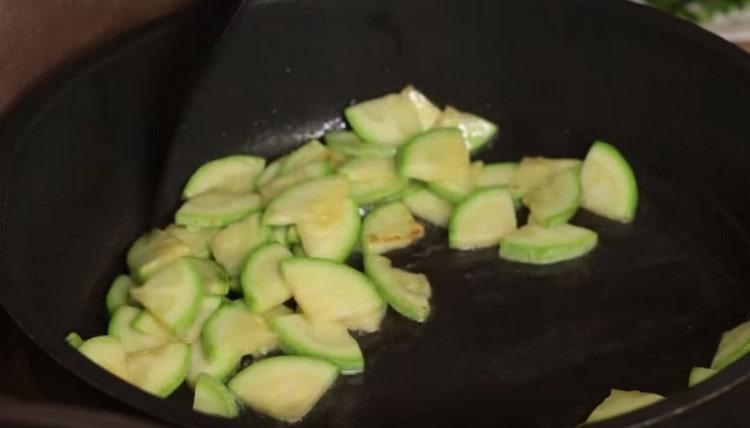 Fry zucchini sa isang kawali, at pagkatapos ay alisin ang mga ito.