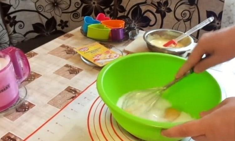 Paghaluin ang mga itlog ng whisk na may asukal.