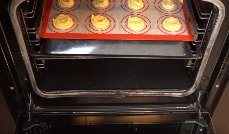 Nagpapadala kami ng cookies sa oven sa loob ng 15-20 minuto.