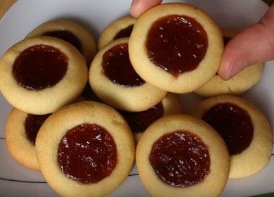 Naghahanda kami ng simple at masarap na shortbread cookies na may jam ayon sa recipe na may isang larawan.