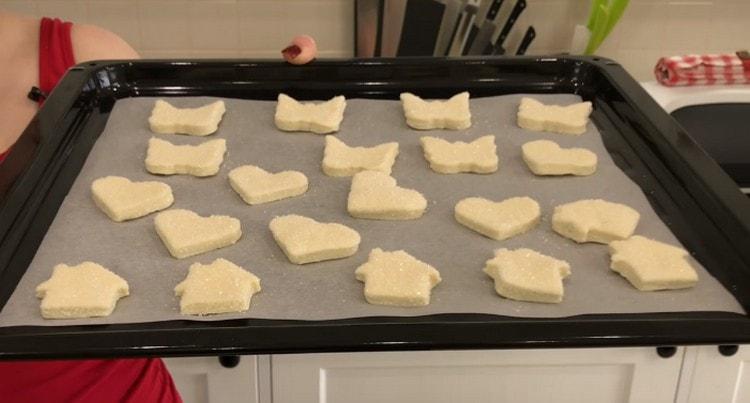 Ilagay ang cookies sa isang baking sheet at iwanan upang maghurno.