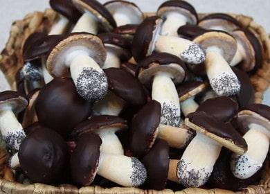 Naghahanda kami ng maganda at masarap na cookies ng Mushrooms ayon sa recipe na may isang larawan.