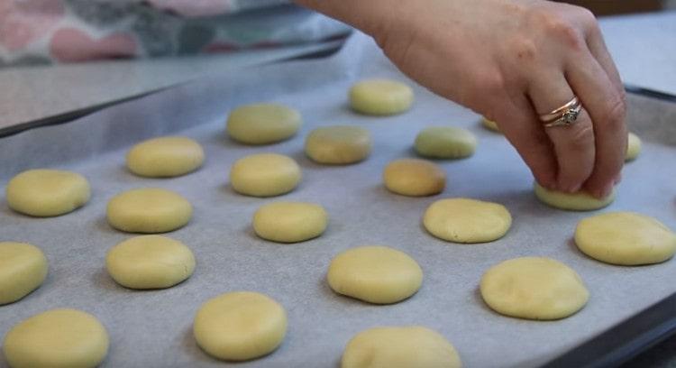 Ipinakalat namin ang mga takip ng kabute sa isang baking sheet na natatakpan ng pergamino.