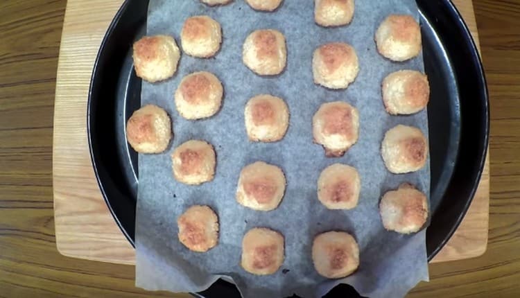 Nagpapadala kami ng mga cookies sa oven, mabilis itong inihurnong.