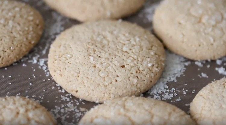 Inilalagay namin sa oven ang isang baking sheet na may cookies sa loob ng 15 minuto.