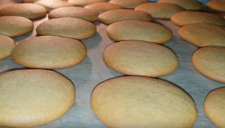 Nagpapadala kami ng mga cookies sa oven.