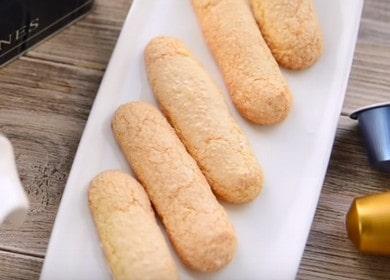 Ang pagluluto ng cookies para sa tiramisu nang tama: isang recipe na sunud-sunod na may isang larawan.