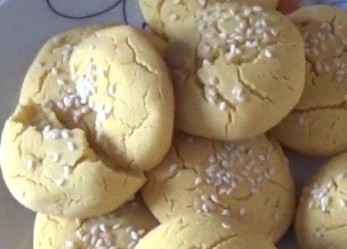 Naghahanda kami ng simple at masarap na cookies ng cornmeal ayon sa isang sunud-sunod na recipe na may isang larawan.