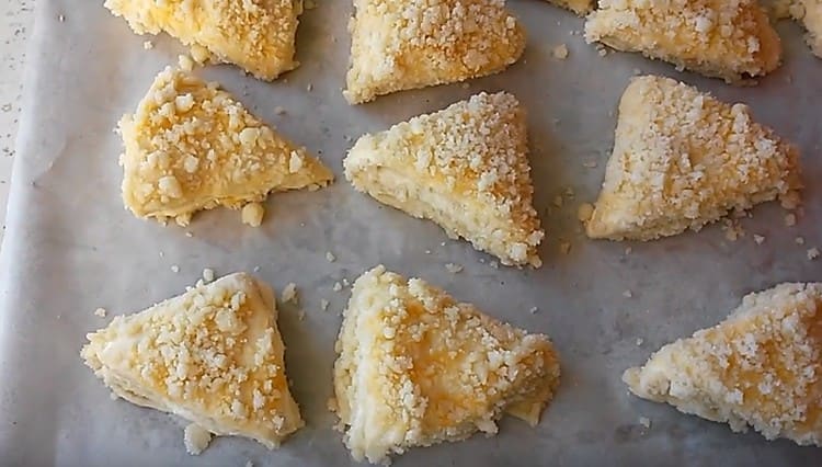 ilagay ang cookies sa isang baking sheet na sakop ng pergamino at ilagay sa oven.