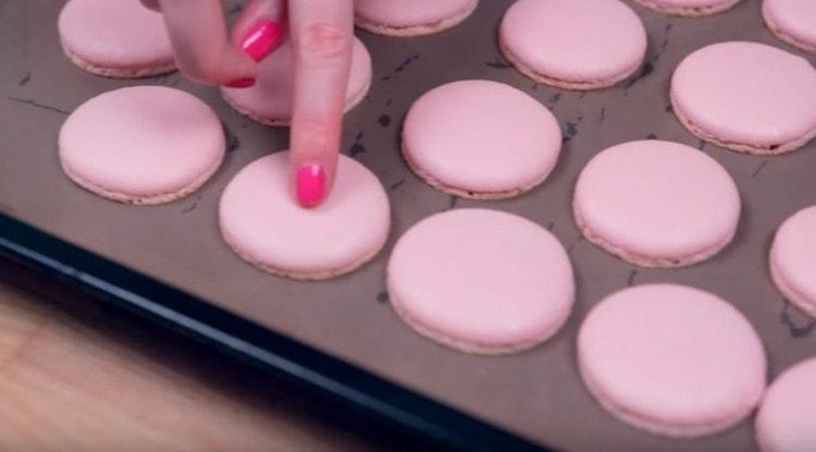 Handa ang mga macaroon na lumabas kami sa oven.