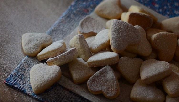 Ang masarap na cookies sa yogurt pagkatapos ng pagluluto ay maaari ding iwisik na may asukal na may pulbos.