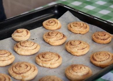 Naghahanda kami ng simple at masarap na cookies sa kefir sa oven ayon sa recipe na may isang larawan.