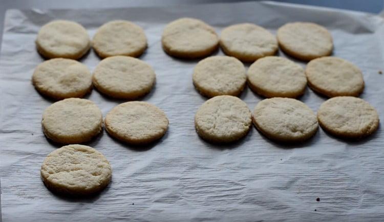 Ang mga ganitong cookies ay mabilis na inihurnong, dapat itong manatiling magaan.