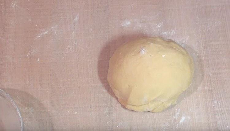 Knead isang makinis na kuwarta na kailangang maipadala sa ref.