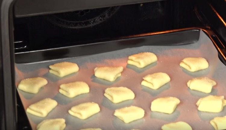 Nagpapadala kami ng mga cookies sa oven.