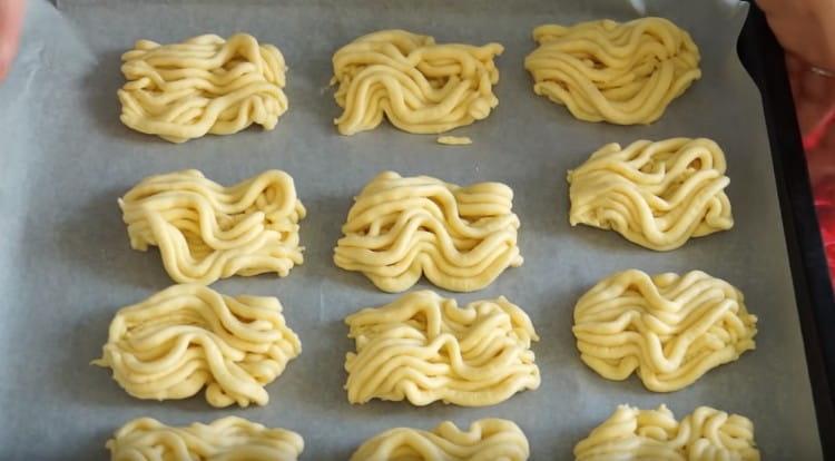 Ipinakalat namin ang mga nagresultang chrysanthemums sa isang baking sheet na natatakpan ng baking paper.