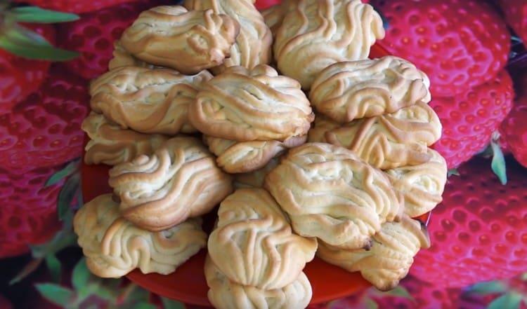 Ang mga cookies ng Chrysanthemum ay maaari ding palamutihan ng asukal sa asukal kung nais.