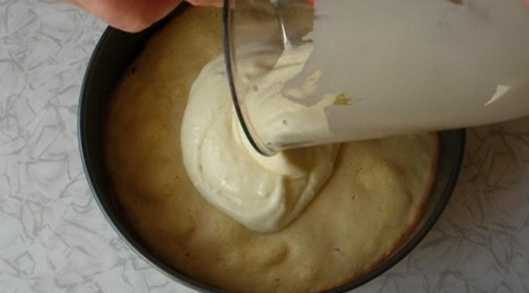 Ibuhos ang curd sa cake at magpadala ng isa pang 10 minuto sa oven.