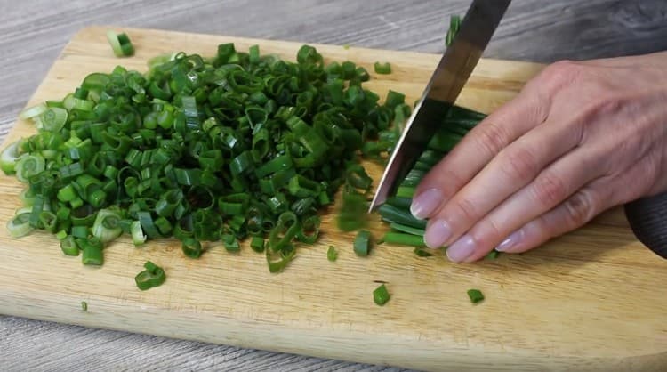 I-chop ang mga sariwang chives.