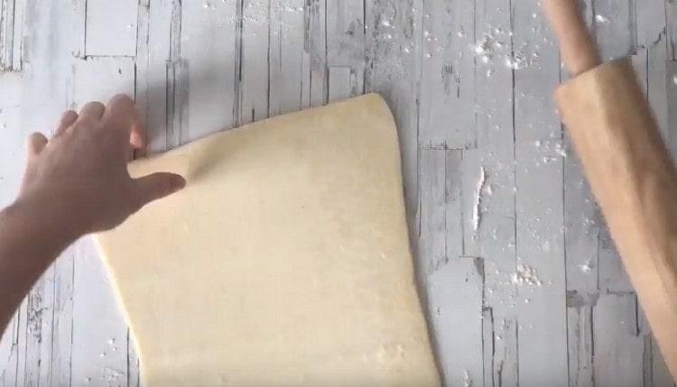 Pagulungin ang masa sa laki ng baking sheet.