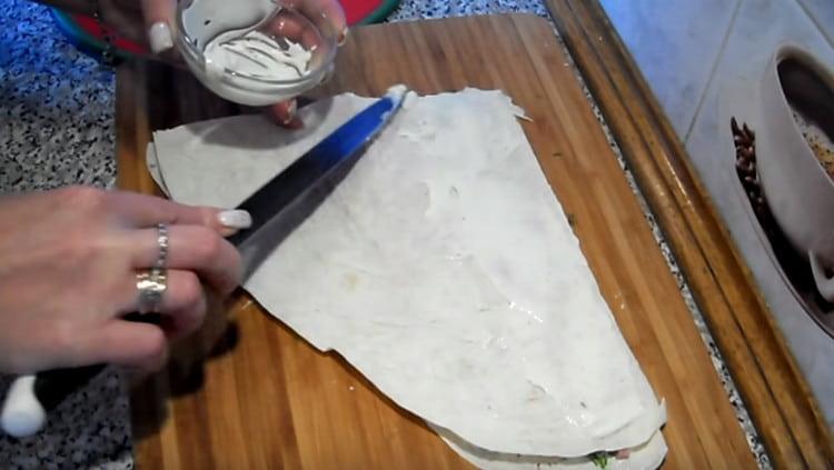 Muli, takpan ang workpiece na may isang bahagi ng pita tinapay at ulitin ang parehong mga hakbang.