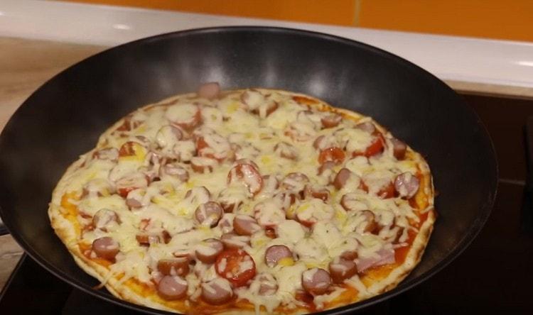 Kapag ang mga gilid ng pizza ay browned at ang keso ay natutunaw, handa na ito.