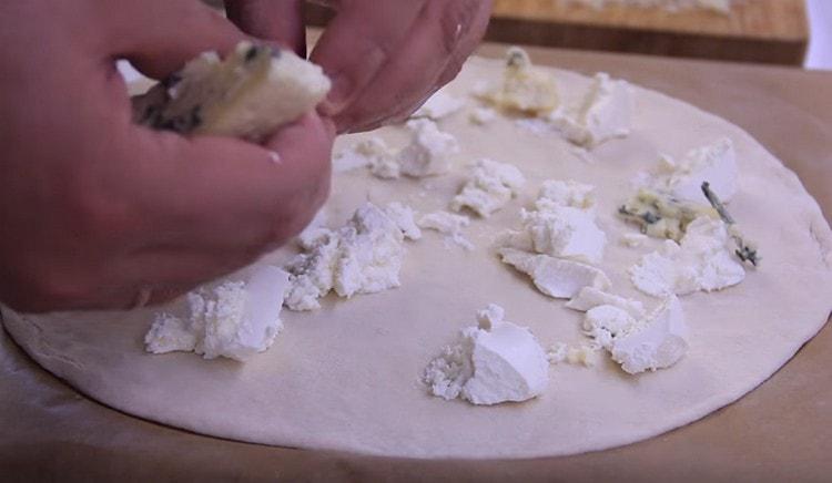 Sa pagitan ng mga piraso ng ricotta, ilabas ang gorgonzola.