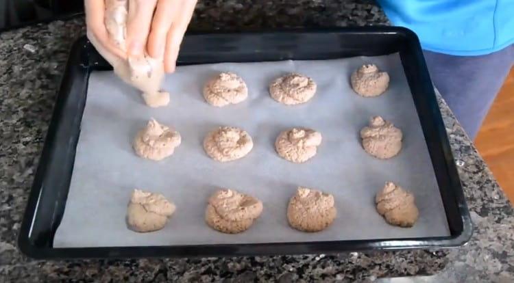 Itakda ang mga cookies sa isang baking sheet.