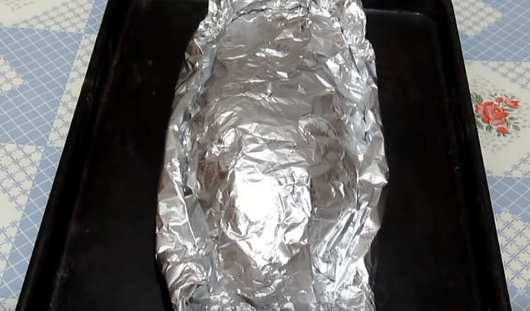 Malumanay ilipat ang mga isda sa foil sa isang baking sheet at ipadala ito sa oven.