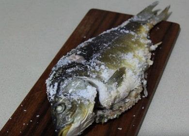 Paano malaman kung paano magluto ng masarap na isda sa asin sa oven